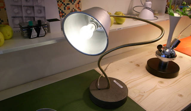 <strong>Milano Salone 2011｜川合将人のミラノサローネそぞろ歩き</strong>　 DANESE　市内のセンピオーネ公園にある＜ダネーゼ＞の本社では、ダネーゼの製品用パーツを使って、全く別の製品を作る展示も開催。この照明は深澤直人の《Bincan》シリーズのベースを利用したもの。