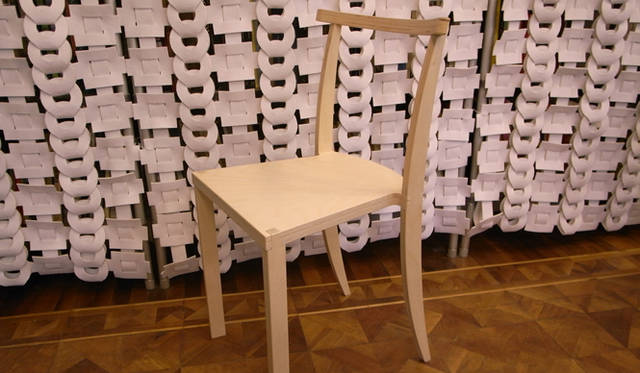 <strong>Milano Salone 2011｜川合将人のミラノサローネそぞろ歩き</strong>　 DANESE　フランチェスコ・ファシンによる椅子《STRATOS》。カットした合板を組み木のように合わせ接着して作られている。