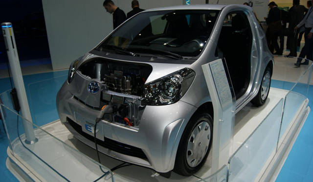 <strong>TOYOTA｜トヨタ　PHVとEVをカーシェアリング</strong>　iQ EV コンセプト