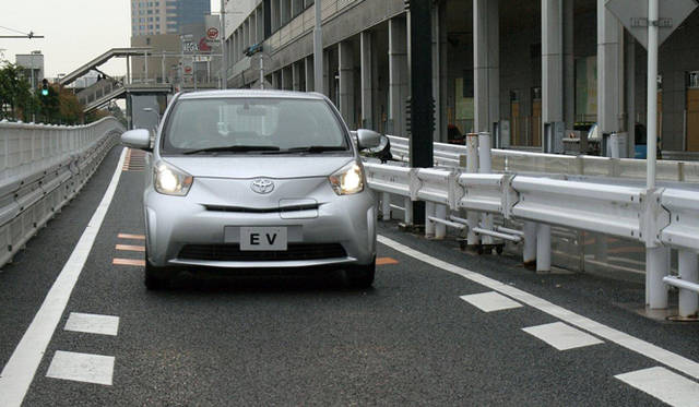 <strong>TOYOTA｜トヨタ　PHVとEVをカーシェアリング</strong>　iQ EV コンセプト