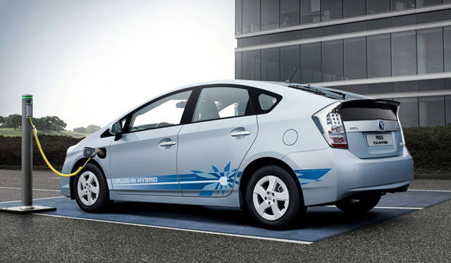 <strong>TOYOTA｜トヨタ　PHVとEVをカーシェアリング</strong>　プリウス プラグイン ハイブリッド
