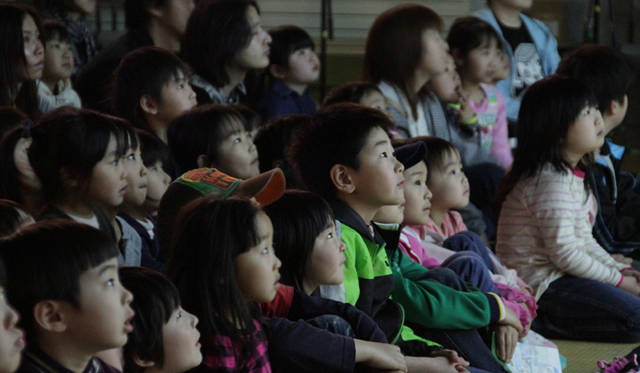 <strong>戸田恵子</strong>｜避難所では皆さんと握手をしたり、写真を撮ったり、サインをしたり。子どもたちには『アンパンマン』や『機関車トーマス』の上映を開催しました。