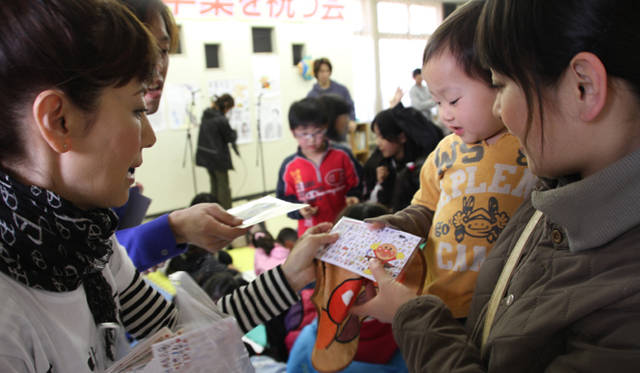 <strong>戸田恵子</strong>｜子どもたちにはアンパンマンのぬいぐるみとポストカードをプレゼントしました。