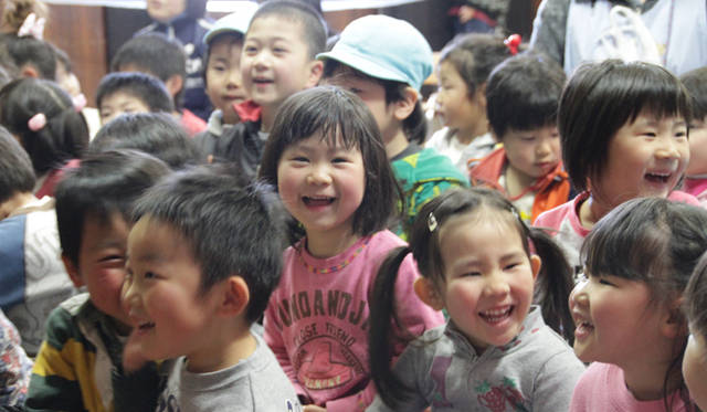 <strong>戸田恵子</strong>｜釜石の小さな幼稚園で『機関車トーマス』を上映。「トーマスがんばれー！」と応援してくれた子どもたち。彼らに「ありがとう」と言われると、思わず涙が出てしまいます。