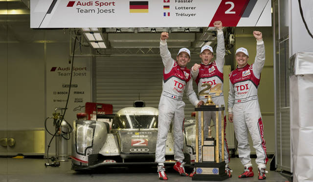 <strong>24 heures du Mans 2011｜ル・マン 24時間耐久レース 2011</strong>　初優勝を手にしたアウディのマルセル・ファスラー、アンドレ・ロッテラー、ブノワ・トレルイエ組