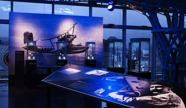 <strong>Breguet×OPENERS NIGHT｜ブレゲ×OPENERSナイト</strong>　　歴代の名作時計のほか、創業者アブラアン-ルイ・ブレゲのポートレイトや、ルイ・ブレゲ航空機会社の飛行機の写真なども飾られている。