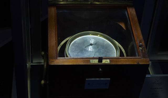 <strong>Breguet×OPENERS NIGHT｜ブレゲ×OPENERSナイト</strong>　　「Breguet No. 5060 マリン・クロノメーター」。真鍮ケース、マホガニー製ボックス、ジンバル、シルバーダイヤル、1個の香箱、デタント脱進機。1835年10月13日、ナント市でブレゲの代理店を営むユエット氏に1,100フランで販売されたもの。
