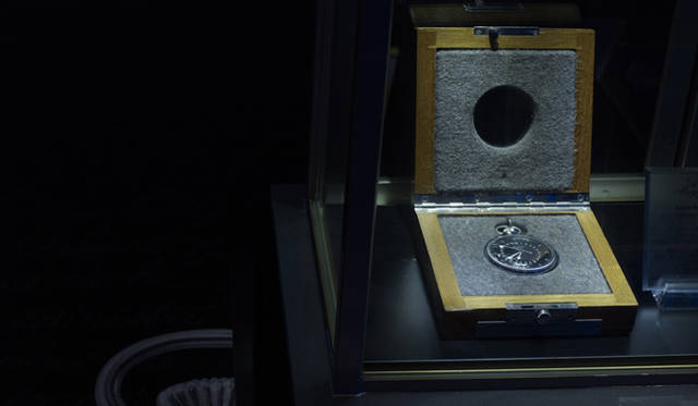 <strong>Breguet×OPENERS NIGHT｜ブレゲ×OPENERSナイト</strong>　　「Breguet No 3732　海軍航空隊用ポケットウォッチ」。センターセコンド時計、ワールドタイム機能つき。クロムメッキケース、24時間表示ブラックダイヤル、レバー脱進機。裏蓋にフランス海軍航空隊ＭＡＲＩＮＥ NATIONALE AERONAUTIQUE NAVALE 0124-Aの刻印。ケース直径50mm。1958年6月17日、海軍に24,000フランで販売した。