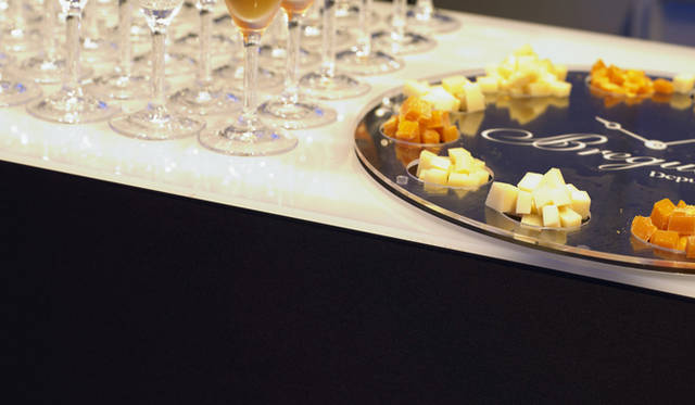 <strong>Breguet×OPENERS NIGHT｜ブレゲ×OPENERSナイト</strong>　　MUMMのシャンパンのおともはチーズ。スイスの「エティバ」、フランスの「コンテ」「ミモレット」。チーズ専門店レクリューズからの提供。