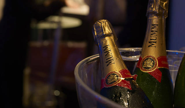 <strong>Breguet×OPENERS NIGHT｜ブレゲ×OPENERSナイト</strong>　　来場者は、MUMMのシャンパンを片手に田中氏のDJプレイを楽しんでいた。