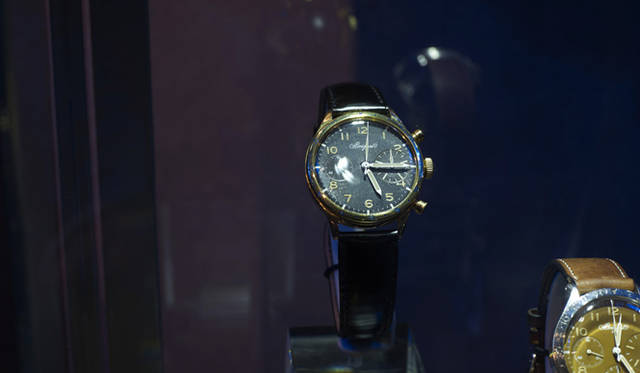 <strong>Breguet×OPENERS NIGHT｜ブレゲ×OPENERSナイト</strong>　　『Breguet No 1780　(1st Generation)　腕時計クロノグラフ「タイプ XX」第1世代』。ゴールドケース、ブラックダイヤル、30分積算計、フライバック機能、レバー脱進機。ケース直径38mm。1955年完成。この腕時計のゴールドケースモデルは3本のみの製造。