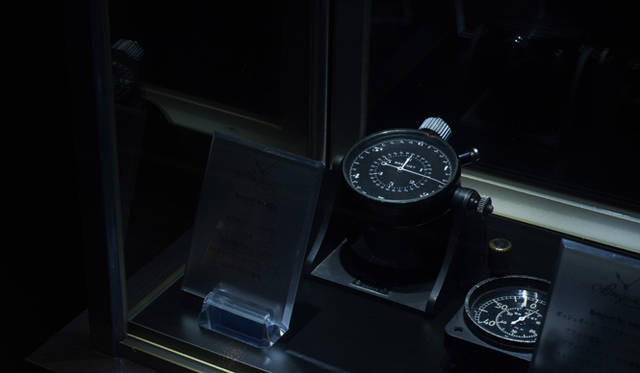 <strong>Breguet×OPENERS NIGHT｜ブレゲ×OPENERSナイト</strong>　　左／『Breguet No. 3924　航空機用クロノスコープ、手巻き』。電動作動式接点1/50秒計、6分表示のセンターレコードつき。1958 年販売。　　　右／『Breguet No. 4465 ダッシュボード・クロノグラフ「タイプ31」』。ブラック塗装スティールケース、ブラックダイヤル、60分積算計、ストレートライン・レバー脱進機。サイズ60mm×60mm。1958年販売。