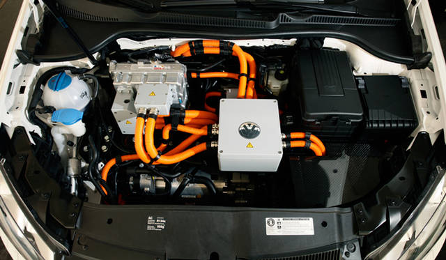 <strong>Volkswagen GOLF blue e motion｜フォルクスワーゲン ゴルフ ブルー e モーション</strong>　現時点では、バッテリーにリチウムイオンバッテリーを採用し、最大航続距離は150kmと公表されている。