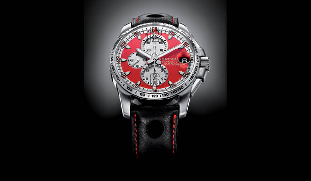 <strong>CHOPARD｜ショパール</strong>　鮮烈なイタリアンレッドを文字盤に採用した懐かしくもスポーティな機械式クロノグラフ。「ミッレ ミリア GT XL クロノ ロッソコルサ」87万6750円。今夏発売予定。