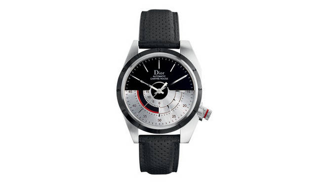 <strong>Dior Watch｜ディオール ウォッチ</strong>　シックなブラックラッカー仕上げの文字盤の半分を覆う自動巻きローターがつねにダイナミックに動き、いつでも腕時計という“回転する精密機械”のアクティブな表情が楽しめる。パンチングレザーストラップ装着時。「シフル ルージュ M01 39MM」 97万6500円。11月発売予定。