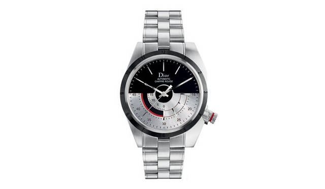 <strong>Dior Watch｜ディオール ウォッチ</strong>　同社の時計専門アトリエ「レ ザトリエ オルロジェ」とムーブメント専門のマニュファクチュール・ソプロッド社とのコラボレーションで誕生した新型ムーブメント「ディオール アンヴェルセ」を搭載。ステンレススティールブレスレット装着時。「シフル ルージュ M01 39MM」 97万6500円。11月発売予定。