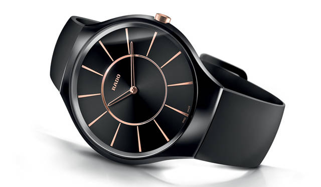 <strong>RADO｜ラドー</strong>　25年におよぶセラミックス素材使用の経験、ノウハウが可能にした、厚さわずか5mmのセラミックスケースウォッチ。「ラドー トゥルー シンライン（Lサイズ）」17万3250円。今秋発売予定。