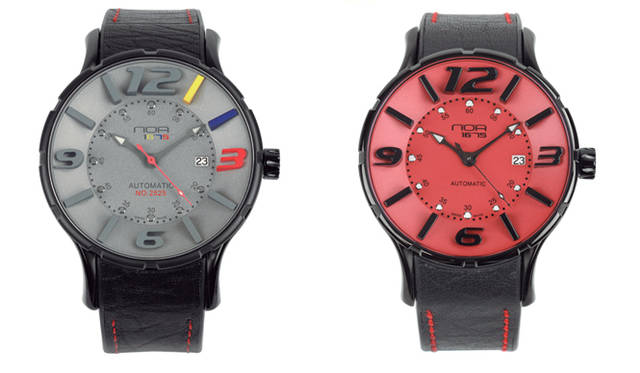 <strong>N.O.A｜ノア</strong>　1、2、3時位置のインデックスとモデル名、そして秒針に効かせたイエロー、ブルー、レッドが絶妙なアクセントになっている。「16.75 Nishikigoi（ニシキゴイ）」19万9500円（予価）。8月発売予定。右は「16.75 Luna Roja（ルナロハ）」