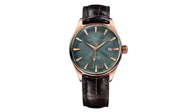 <strong>Ball Watch｜ボール ウォッチ</strong>　40mm以下サイズ、ローズゴールドケースの自動巻きモデルながら、有名ブランドの半額以下の50万円台半ばを実現。マイクロ・ガスライトテクノロジーが針やインデックスに採用されているので、暗闇でも確実に時刻が読み取れる。「トレインマスター ワン ハンドレッド トゥエンティ」56万7000円（予価）。12月発売予定。