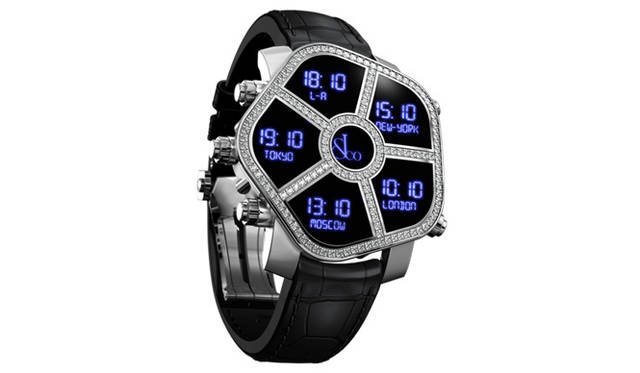 <strong>JACOB & CO｜ジェイコブ</strong>　ジェイコブ初のデジタルモデルとして登場した。ベゼルは取り外し可能で、写真のブリリアントカットダイヤモンドをセットしたベゼルのほかに、蓄光素材を使った交換用ベゼルが付属。「ゴースト1」214万2000円（予価）。今秋発売予定。