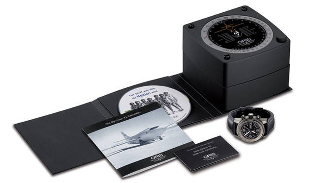 <strong>ORIS｜オリス</strong>　スペシャルボックスと映画「ライトスタッフ」DVDがつく。「ビッグクラウン X1 カリキュレーター」29万4000円。