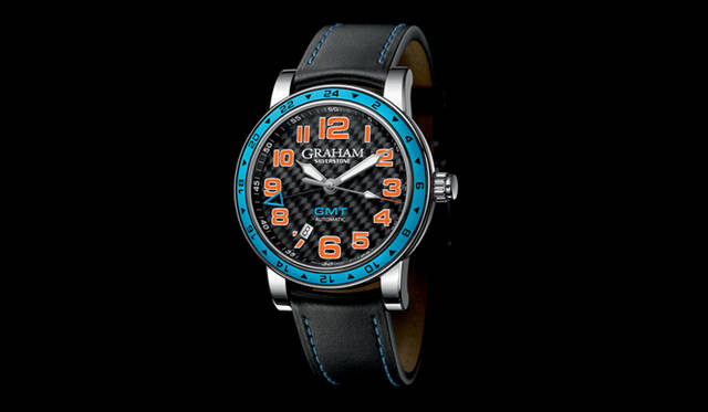 <strong>GRAHAM｜グラハム</strong>　ブラックカーボンダイヤルにオレンジのインデックス、レーシングブルーの24時間ベゼルをセットしたタイプ。“グラハムの腕時計＝デカ厚クロノ”という常識を破る、24時間で文字盤を1周する第2時間帯表示用のGMT針つきの自動巻きウォッチ。「シルバーストーン・タイムゾーン」39万9000円。