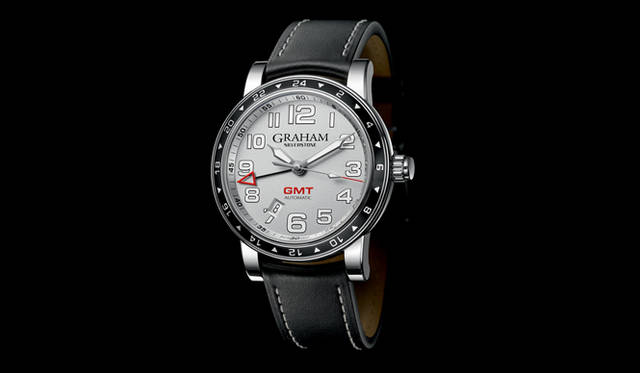 <strong>GRAHAM｜グラハム</strong>　大型のアラビア数字インデックスと、スーパールミノバをコーティングした太い針で視認性は抜群。「シルバーストーン・タイムゾーン」39万9000円。