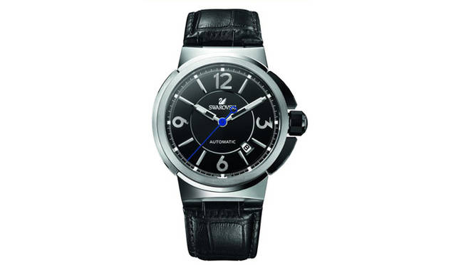 <strong>SWAROVSKI｜スワロフスキー</strong>　搭載ムーブメントはスイスETA社製の「キャリバー2824-2」。シースルーバックのケース裏から見えるローターはコート・ド・ジュネーブ加工とスワロフスキーの刻印がほどこされる。全部で6タイプ。19万50円（ステンレススティールブレスレット仕様）、16万9050円（カーフスキンストラップ仕様）。9月発売予定。