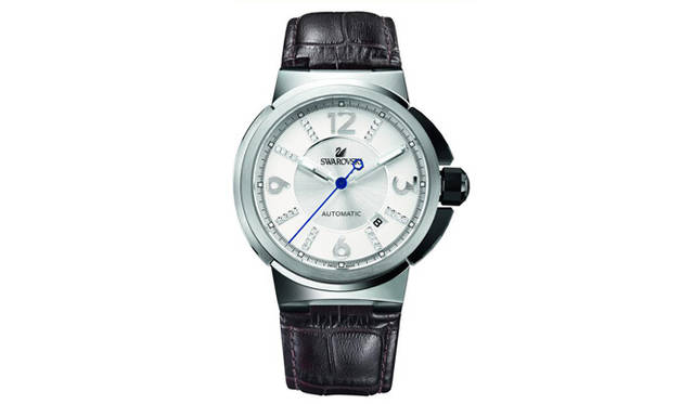 <strong>SWAROVSKI｜スワロフスキー</strong>　搭載ムーブメントはスイスETA社製の「キャリバー2824-2」。シースルーバックのケース裏から見えるローターはコート・ド・ジュネーブ加工とスワロフスキーの刻印がほどこされる。全部で6タイプ。19万50円（ステンレススティールブレスレット仕様）、16万9050円（カーフスキンストラップ仕様）。9月発売予定。