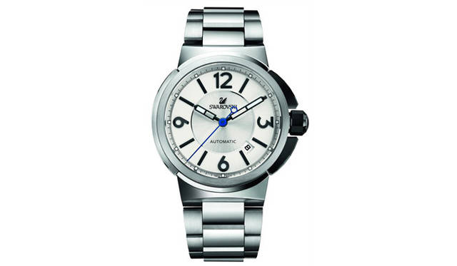 <strong>SWAROVSKI｜スワロフスキー</strong>　搭載ムーブメントはスイスETA社製の「キャリバー2824-2」。シースルーバックのケース裏から見えるローターはコート・ド・ジュネーブ加工とスワロフスキーの刻印がほどこされる。全部で6タイプ。19万50円（ステンレススティールブレスレット仕様）、16万9050円（カーフスキンストラップ仕様）。9月発売予定。