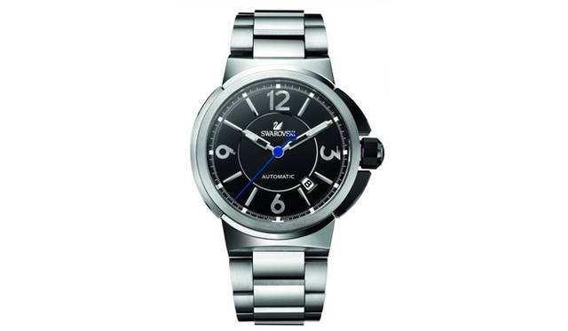 <strong>SWAROVSKI｜スワロフスキー</strong>　搭載ムーブメントはスイスETA社製の「キャリバー2824-2」。シースルーバックのケース裏から見えるローターはコート・ド・ジュネーブ加工とスワロフスキーの刻印がほどこされる。全部で6タイプ。19万50円（ステンレススティールブレスレット仕様）、16万9050円（カーフスキンストラップ仕様）。9月発売予定。