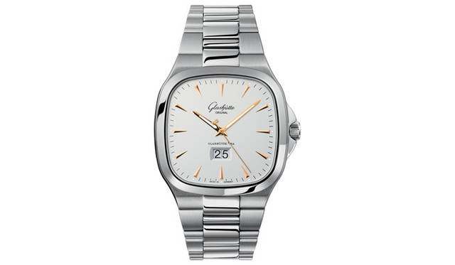 <strong>Glashütte ORIGINAL｜グラスヒュッテ・オリジナル</strong>　グラスヒュッテ・オリジナルの製品としては初のメタルブレスレットモデル。シルバー。「セブンティーズ・パノラマデイト」119万7000円（予価）。8月発売予定。