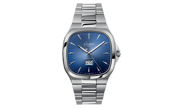 <strong>Glashütte ORIGINAL｜グラスヒュッテ・オリジナル</strong>　シースルーバック仕様になっており、ブランドの最大の魅力である美しい自社製自動巻きムーブメントを眺めることができる。ブルー。「セブンティーズ・パノラマデイト」119万7000円（予価）。8月発売予定。