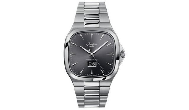 <strong>Glashütte ORIGINAL｜グラスヒュッテ・オリジナル</strong>　1970年代テイスト漂うスクエア型ケース、レトロでシンプルな文字盤に、自慢のマニュファクチュール（完全自社製）ムーブメントを搭載。グレー。「セブンティーズ・パノラマデイト」119万7000円（予価）。8月発売予定。