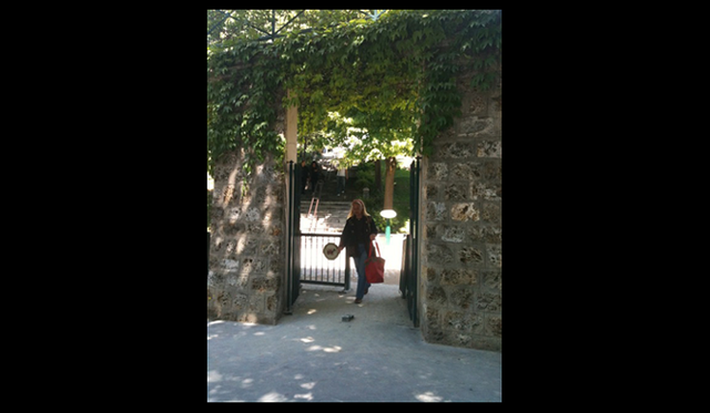 <strong>パリところどころ 003 オウ・ド・パリ</strong>　アイビーが垂れ下がった入り口が目印。