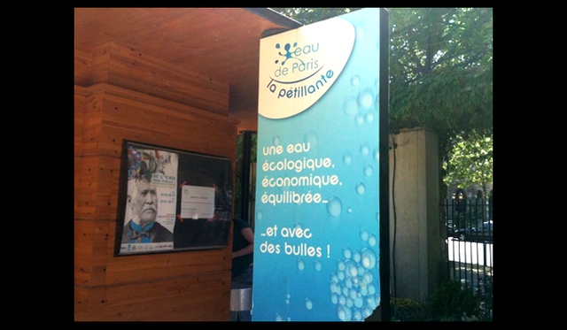 <strong>パリところどころ 003 オウ・ド・パリ</strong>　パリで唯一の発泡水のポスター。