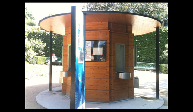 <strong>パリところどころ 003 オウ・ド・パリ</strong>　暑い日は多くの人びとが水を求めて集まります。