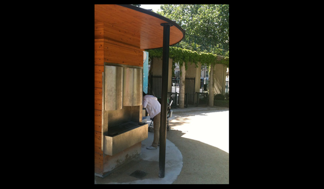 <strong>パリところどころ 003 オウ・ド・パリ</strong>　清潔そうなステンレスの水汲み場。