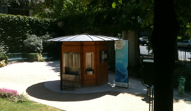 <strong>パリところどころ 003 オウ・ド・パリ</strong>　水汲み場はこんな小屋になっています。