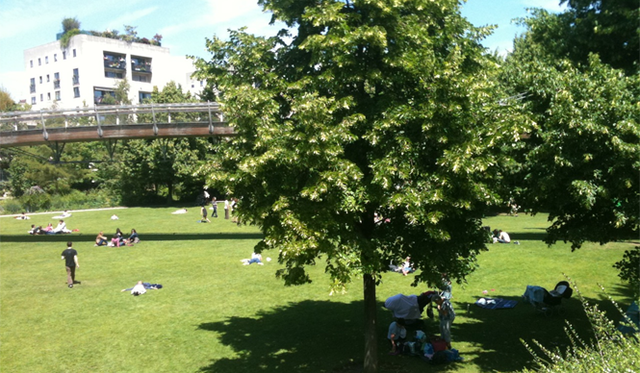 <strong>パリところどころ 003 オウ・ド・パリ</strong>　週末には、広い芝生の公園はピクニックをするひとでいっぱいになります。