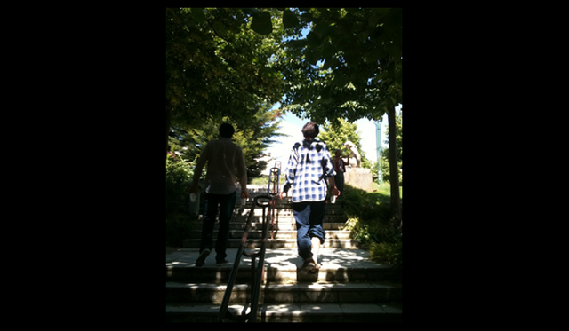 <strong>パリところどころ 003 オウ・ド・パリ</strong>　水筒はもちろん、こんなふうにピクニックの途中にコップを持ってくるひとたちもいます。