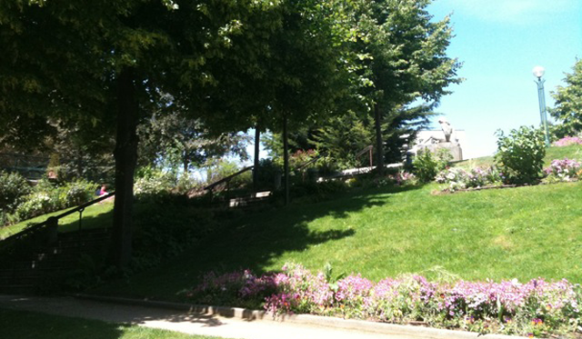 <strong>パリところどころ 003 オウ・ド・パリ</strong>　季節ごとに植え替えられるためいつでも花が咲いています。