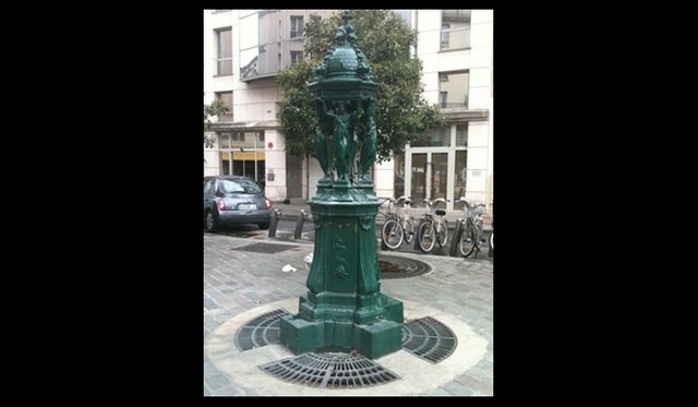 <strong>パリところどころ 003 オウ・ド・パリ</strong>　パリにたくさん点在するFontaine Wallace。