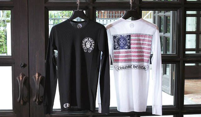 <strong>CHROME HEARTS｜クロムハーツ</strong>　ロングスリーブ各1万8900円（ホワイト・ブラック2色展開/サイズ展開S・M・L）フロントロゴはダガーとホースシュー。