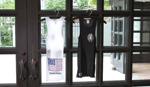 <strong>CHROME HEARTS｜クロムハーツ</strong>　タンクトップ各1万1550円（ホワイト・ブラック2色展開/サイズ展開S・M・L）バックにほどこされたアメリカンフラッグがポイント。