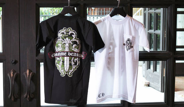 <strong>CHROME HEARTS｜クロムハーツ</strong>　Tシャツ各1万2600円（ホワイト・ブラック2色展開/サイズ展開S・M・L）バックに大きくデザインされたカモフラージュ＆ダガープリントのポケT。