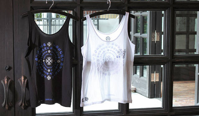 <strong>CHROME HEARTS｜クロムハーツ</strong>　タンクトップ ウィメンズ各1万1550円（ホワイト・ブラック2色展開/サイズ展開XS・S）バックプリントはCHスパイラルロゴ。