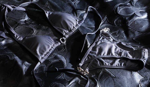 　スイムウェア ウィメンズ ビキニトップ5万2500円、ボトム9万1350円（ブラック/サイズ展開XS・S）シルバーのリングやチェーンなど、アイコンとなるアイテムを用いたスイムウェア。