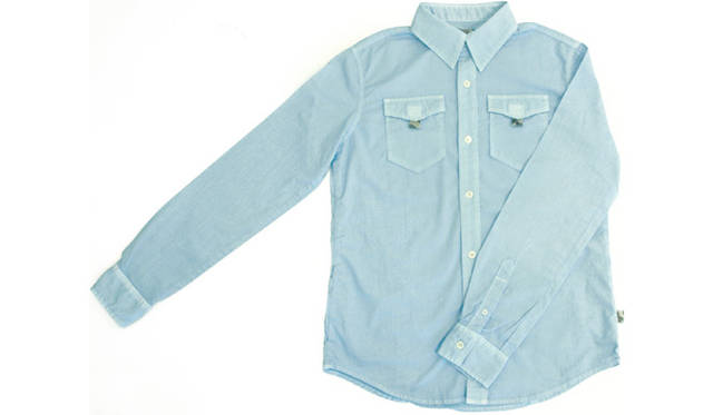 <strong>kurkku LUOMU｜クルック ルオム</strong>　シャツ（オーガニックコットン40/-ポプリン生地）1万5540円　軍手や手袋をしたままでも開け閉めができるよう胸ポケットにはフラップ付きで、ベルクロをつけることで落下防止にも対応。農作業時に負担のかからない背中側に携帯電話などを入れるポケット付き。