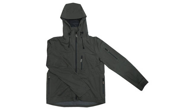 <strong>kurkku LUOMU｜クルック ルオム</strong>　圧着ジャケット（ポリエステル2.5層ストレッチ生地）3万9900円　水で洗えて、軽くてある程度の湿気を出してくれる素材を使用。耐久性撥水加工により、汚れ落ちがよく、素肌で着てもまとわりつかない。